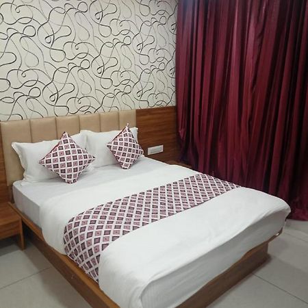 Hotel Dreamland Vadodara Ngoại thất bức ảnh