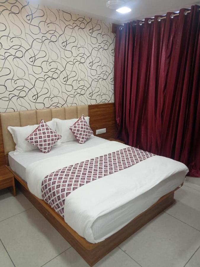 Hotel Dreamland Vadodara Ngoại thất bức ảnh