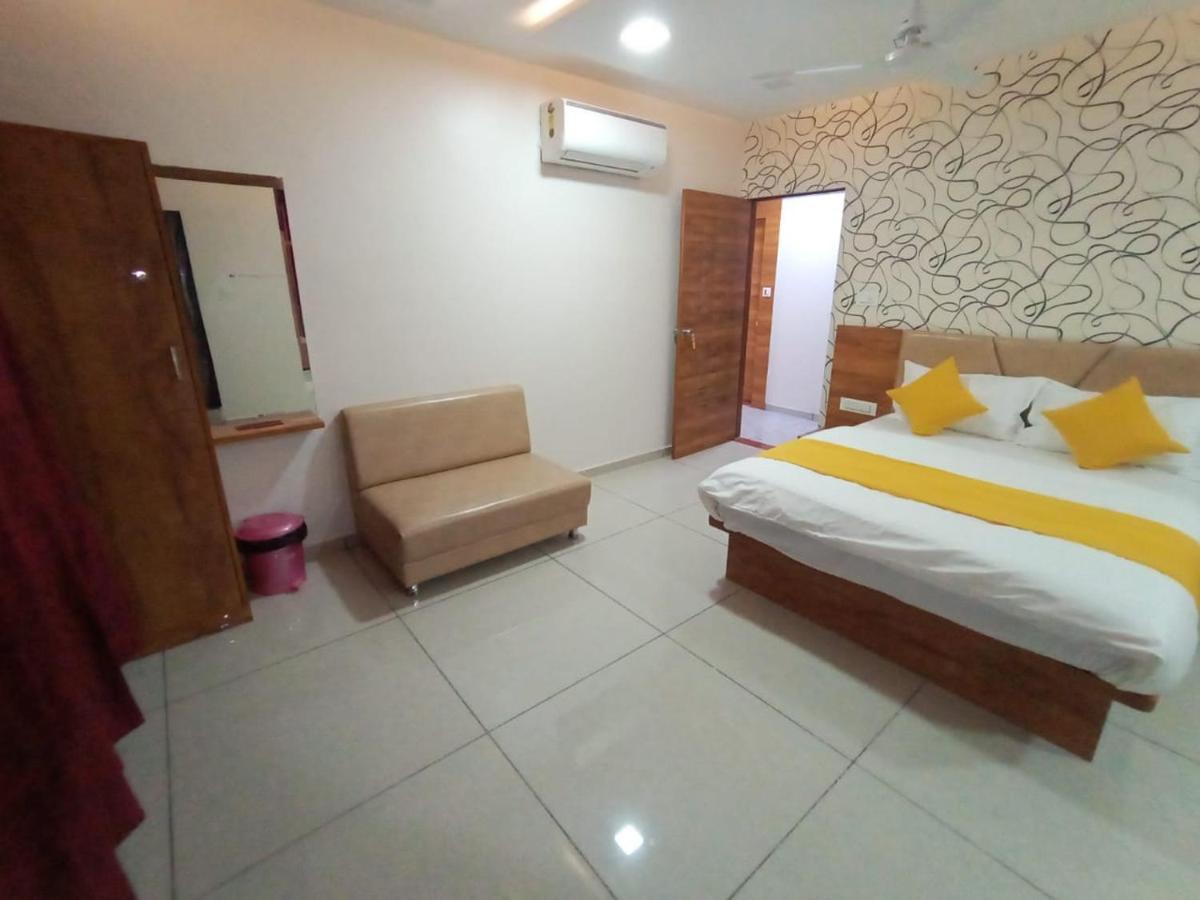 Hotel Dreamland Vadodara Ngoại thất bức ảnh