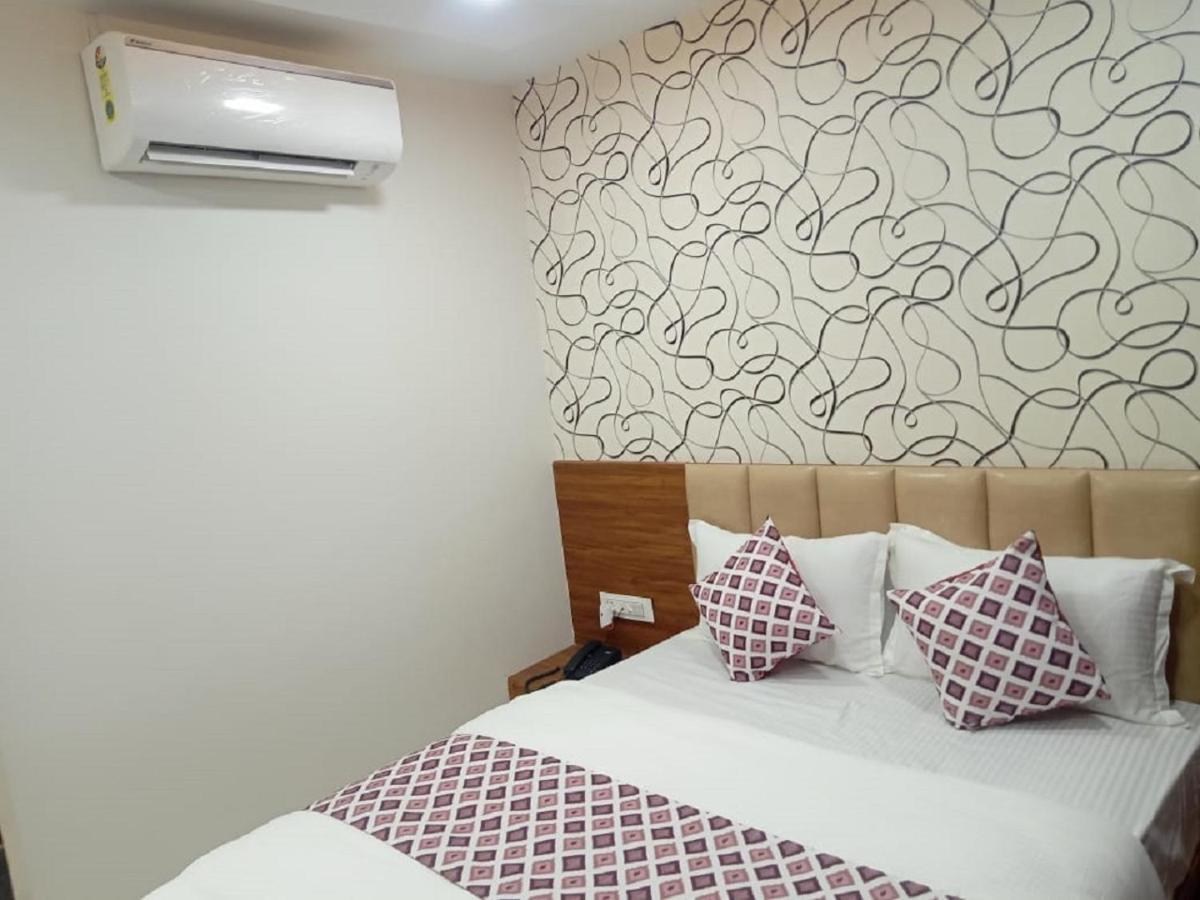 Hotel Dreamland Vadodara Ngoại thất bức ảnh