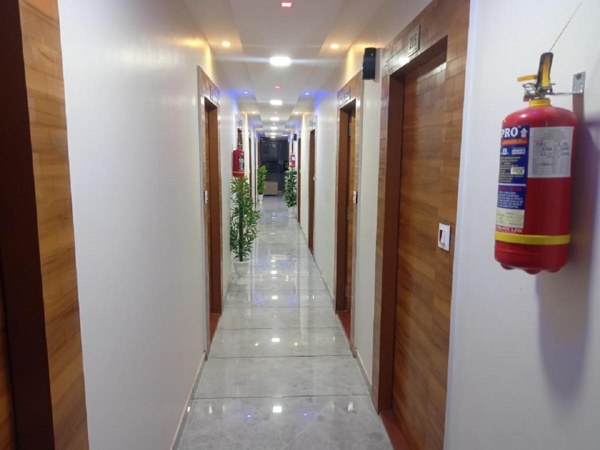 Hotel Dreamland Vadodara Ngoại thất bức ảnh