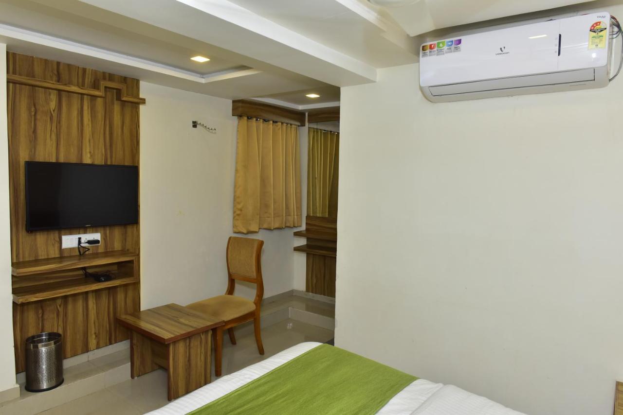 Hotel Dreamland Vadodara Ngoại thất bức ảnh
