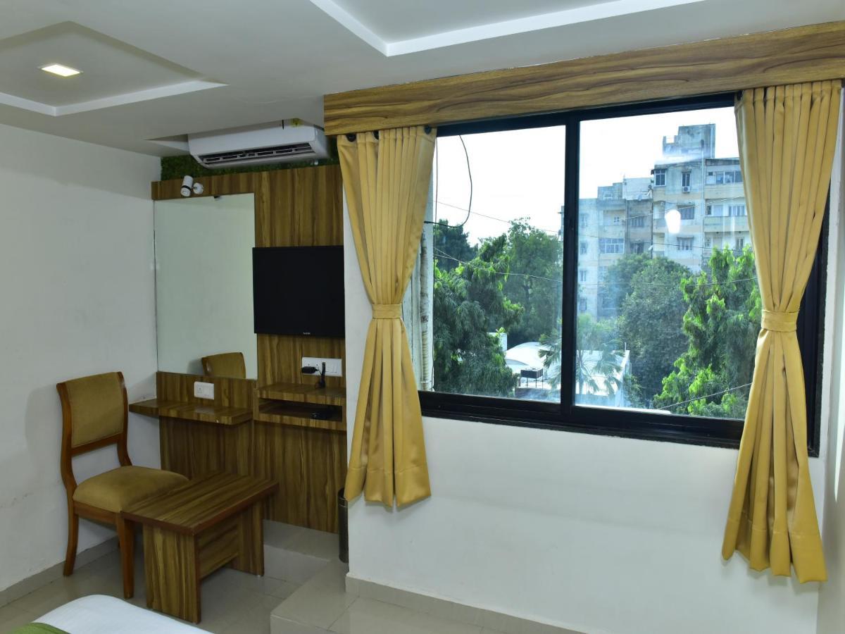 Hotel Dreamland Vadodara Ngoại thất bức ảnh