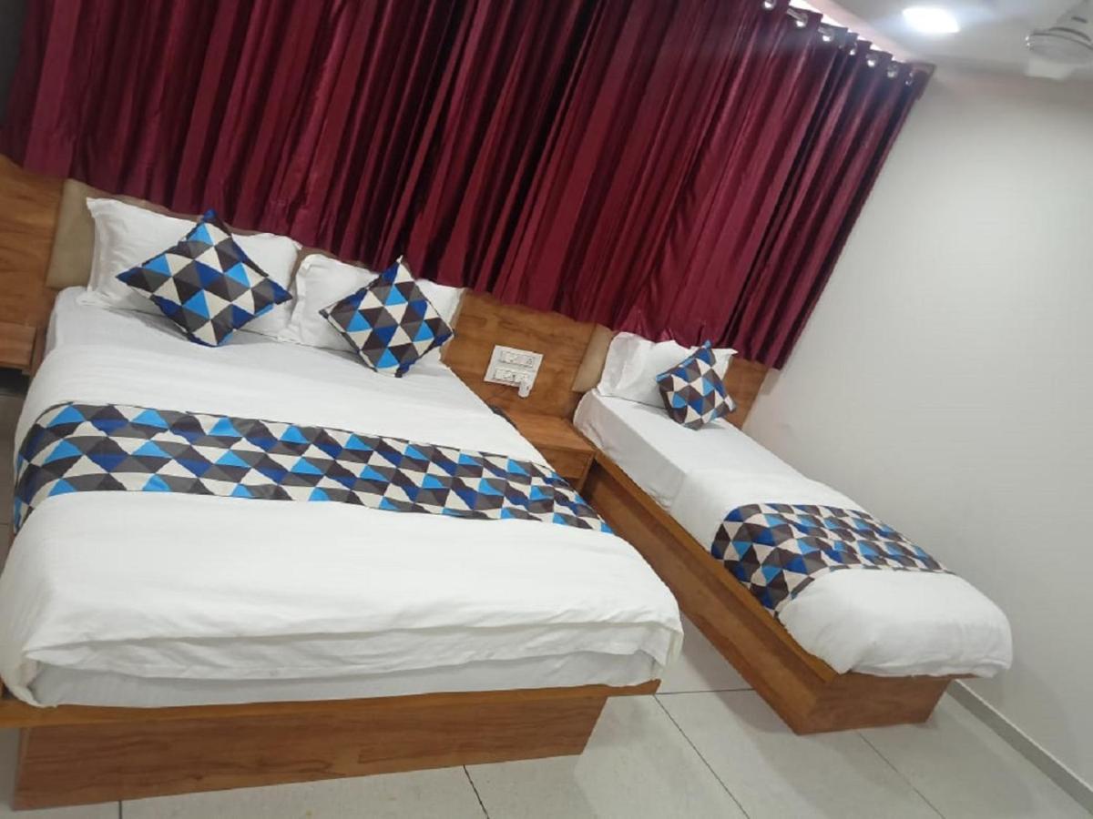 Hotel Dreamland Vadodara Ngoại thất bức ảnh