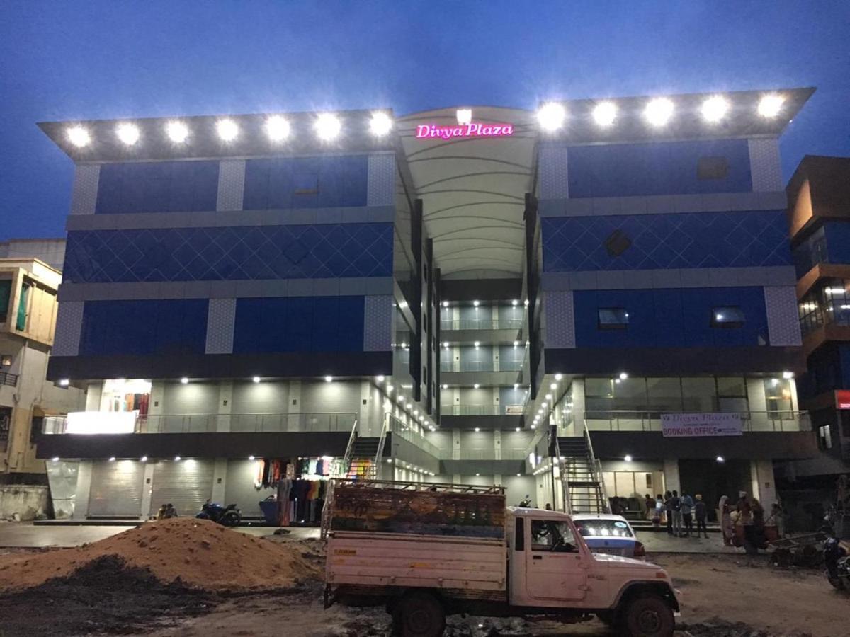Hotel Dreamland Vadodara Ngoại thất bức ảnh